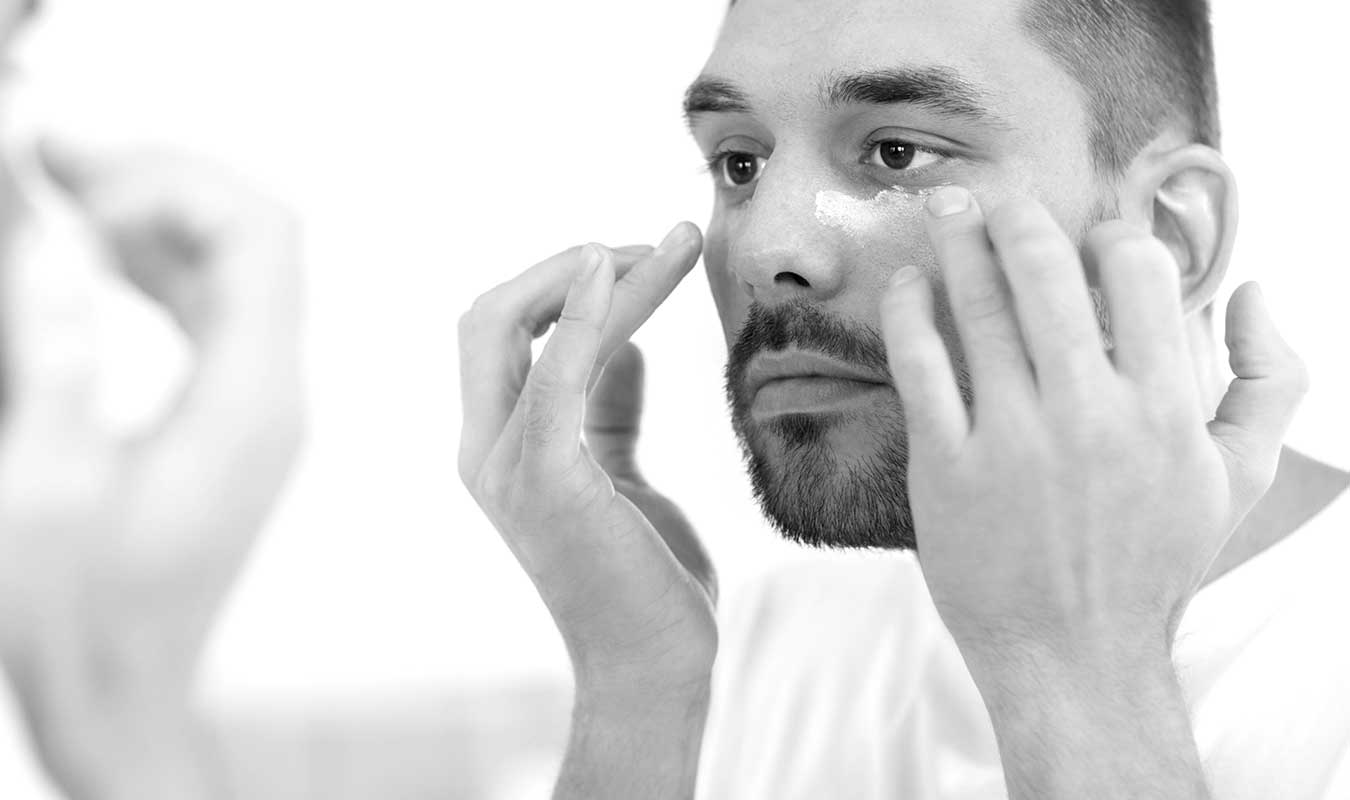 Homme appliquant de la crème sur son visage