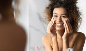 femme se démaquillant