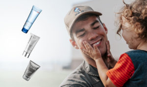 homme avec casquette et 3 tubes de nettoyant