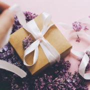 Main ouvrant un cadeau