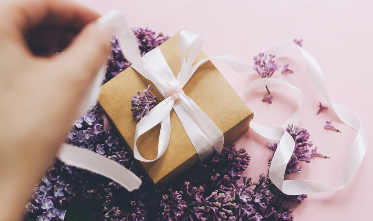 Main ouvrant un cadeau