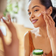 Image de couverture comparatif creme jour bio, femme se mettant de la creme sur le visage