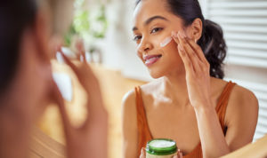 Image de couverture comparatif creme jour bio, femme se mettant de la creme sur le visage